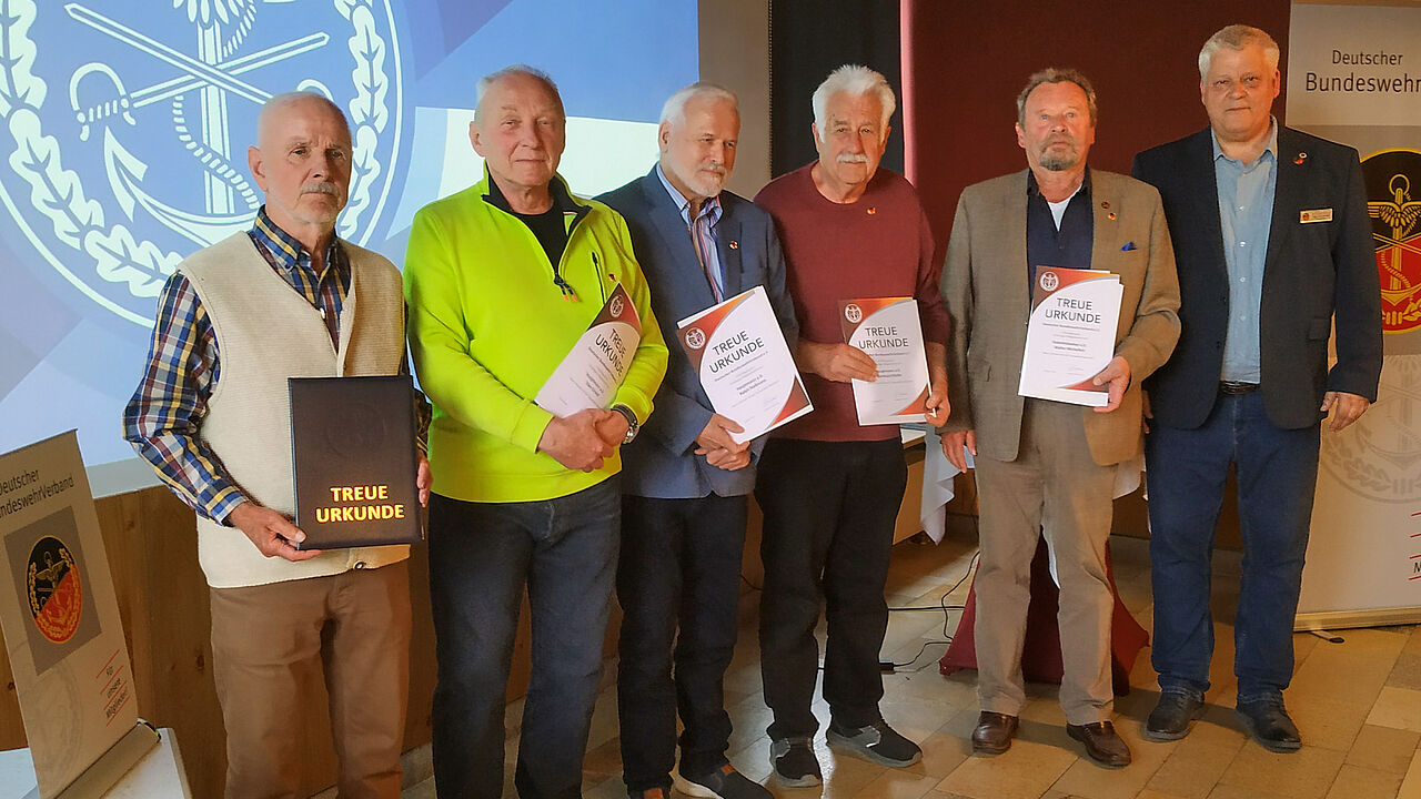 Die Treueurkunden erhielten Oberstabsfeldwebel a.D. Günter Herkert (60 Jahre) (von links), Hauptmann a.D. Uwe Grund, Hauptmann a.D. Ralph Stellmann, Hauptmann a.D. Berthold Pfeifer und Stabsfeldwebel a.D. Walter Michelfeit (50 Jahre) vom Bundesvorsitzenden ERH. Fotos: IK