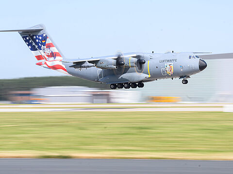 Ein Airbus A400M der Luftwaffe mit Sonderlackierung „Air Defender 2023“ landet auf dem Fliegerhorst Wunstorf bei Hannover. Bei der Großübung sollen bis zu 250 Luftfahrzeuge aus 25 Nationen zum Einsatz kommen. Foto: picture alliance/dpa/Julian Stratenschulte