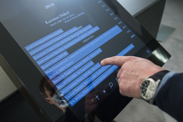 Über das Gedenkbuch lassen sich die Namen der Toten der jeweiligen Einsätze aufrufen. Foto: Deutscher Bundestag/Simone M. Neumann