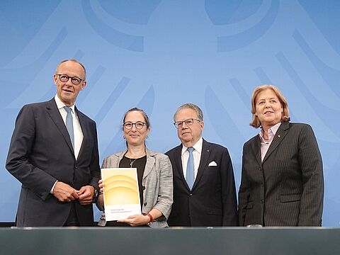 Die Vorsitzenden der Kommission Prof. Constanze Janda (2. von links) und Frank-Jürgen Weise (2. von rechts) übergeben den Bericht der Alterssicherungskommission über umfassende Schritte als Grundlage für eine Rentenreform an Bundeskanzler Friedrich Merz (CDU) und Bärbel Bas (SPD), Bundesministerin für Arbeit und. Foto: picture alliance/dpa/Kay Nietfeld
