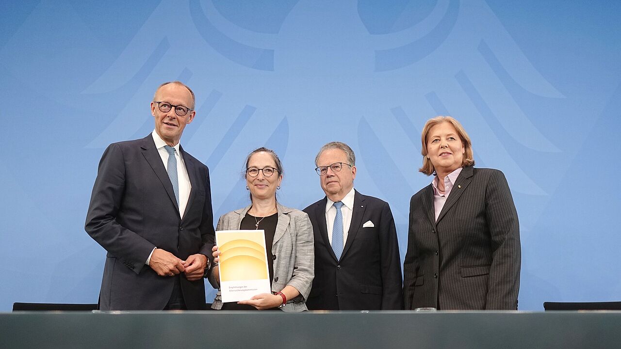 Die Vorsitzenden der Kommission Prof. Constanze Janda (2. von links) und Frank-Jürgen Weise (2. von rechts) übergeben den Bericht der Alterssicherungskommission über umfassende Schritte als Grundlage für eine Rentenreform an Bundeskanzler Friedrich Merz (CDU) und Bärbel Bas (SPD), Bundesministerin für Arbeit und Soziales. Foto: picture alliance/dpa/Kay Nietfeld