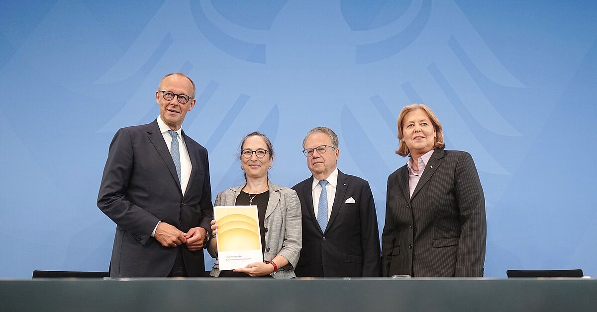 Die Vorsitzenden der Kommission Prof. Constanze Janda (2. von links) und Frank-Jürgen Weise (2. von rechts) übergeben den Bericht der Alterssicherungskommission über umfassende Schritte als Grundlage für eine Rentenreform an Bundeskanzler Friedrich Merz (CDU) und Bärbel Bas (SPD), Bundesministerin für Arbeit und. Foto: picture alliance/dpa/Kay Nietfeld