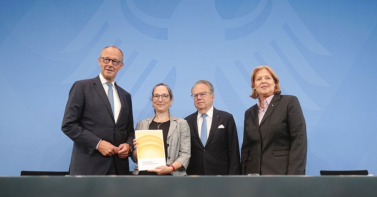 Die Vorsitzenden der Kommission Prof. Constanze Janda (2. von links) und Frank-Jürgen Weise (2. von rechts) übergeben den Bericht der Alterssicherungskommission über umfassende Schritte als Grundlage für eine Rentenreform an Bundeskanzler Friedrich Merz (CDU) und Bärbel Bas (SPD), Bundesministerin für Arbeit und. Foto: picture alliance/dpa/Kay Nietfeld