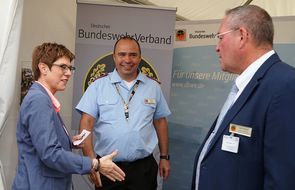 Verteidigungsministerin Annegret Kramp-Karrenbauer wird beim Besuch des DBwV-Standes vom Landesvorsitzenden Ost, Hauptmann a.D. Uwe Köpsel (r.) und dessen Stellvertreter Hauptmann Ralf Baasch begrüßt. Foto: DBwV/Kruse