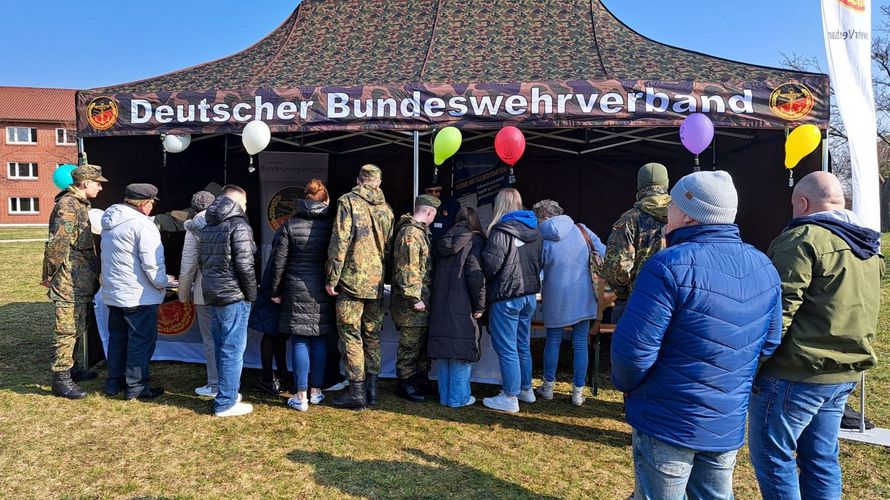 Bei sonnigem, aber kühlem Frühlingswetter hatte die TruKa 7/VersBtl 131 beim Familientag der Kompanie einen Informationsstand aufgebaut, der durch die Besucher stark frequentiert wurde. Foto: Hans-Jürgen Hoffmann