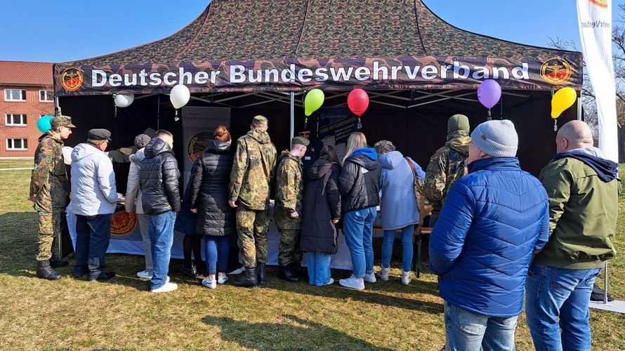 Bei sonnigem, aber kühlem Frühlingswetter hatte die TruKa 7/VersBtl 131 beim Familientag der Kompanie einen Informationsstand aufgebaut, der durch die Besucher stark frequentiert wurde. Foto: Hans-Jürgen Hoffmann