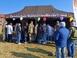 Bei sonnigem, aber kühlem Frühlingswetter hatte die TruKa 7/VersBtl 131 beim Familientag der Kompanie einen Informationsstand aufgebaut, der durch die Besucher stark frequentiert wurde. Foto: Hans-Jürgen Hoffmann