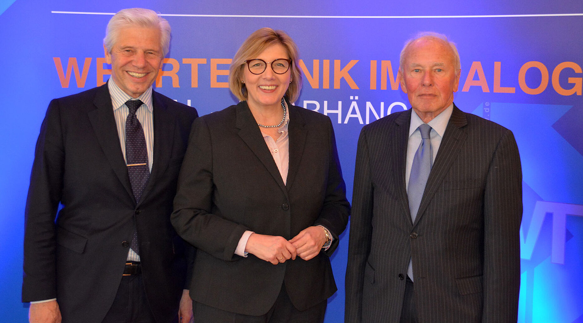 Die neu gewählte Führungsspitze der DWT mit dem wiedergewählten Präsidenten der DWT Dipl.-Math. Gerhard Schempp, der neu gewählten Vizepräsidentin Frau Gisela Manderla, MdB und dem ebenfalls wiedergewählten Vorsitzenden der DWT General a.D. Rainer Schuwir