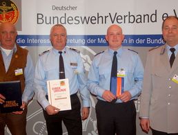 Die geehrten Kameraden Joachim Huttanus, Birk Neider und Martin Renne mit dem Bezirksvorsitzenden Martin Gebauer (v.l.). Foto: DBwV/Fritsch