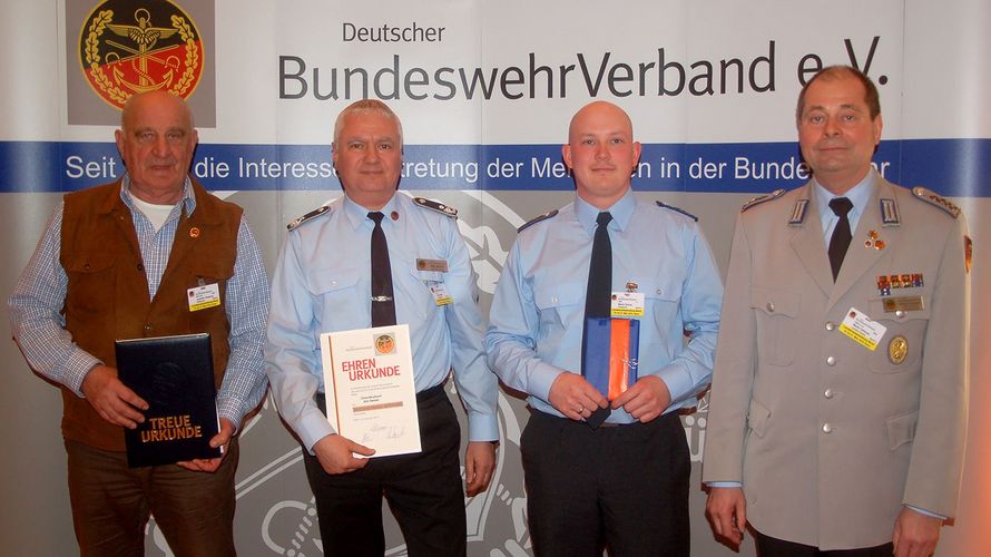 Die geehrten Kameraden Joachim Huttanus, Birk Neider und Martin Renne mit dem Bezirksvorsitzenden Martin Gebauer (v.l.). Foto: DBwV/Fritsch
