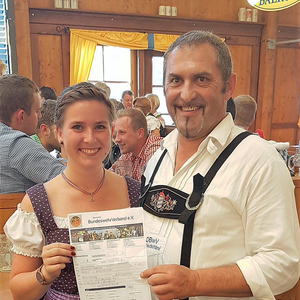 Stv. Landesvorsitzender Josef Rauch wirbt Elena Steinmetz auf Münchner Oktoberfest für den DBwV Foto: DBwV