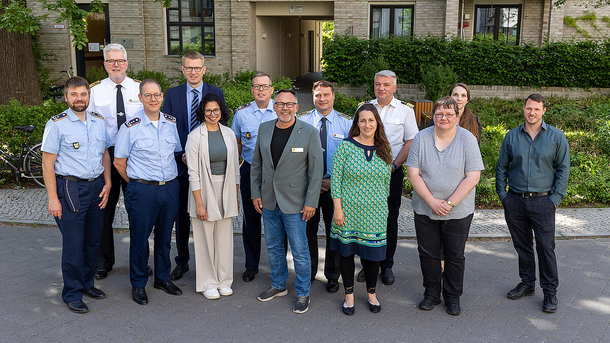 Die Teilnehmerinnen und Teilnehmer des EloKa-Workshops des Deutschen BundeswehrVerbandes in Berlin. 