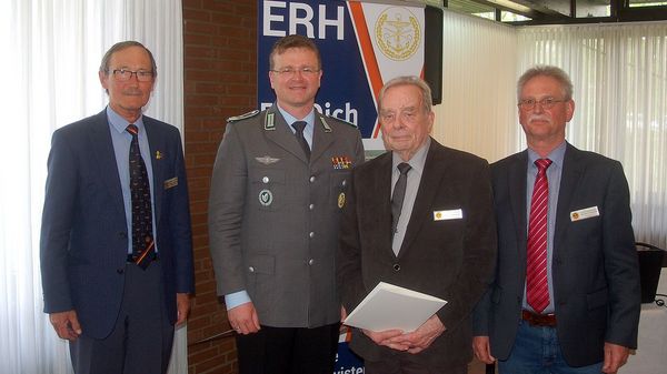 Der langjährige Kameradschaftsvorsitzende Hergen Hennings, André Wüstner, Werner Wehrisch und Andreas Priesemann (v.l.) Foto: LV Nord/DBwV