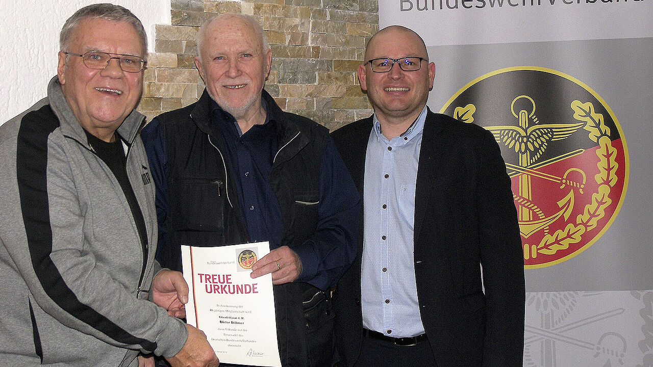 (v.l): KERH Vorsitzender Matthias Nickel, Jubilar Dieter Böhmer und Alexander Wirt. Foto: Bärbel Nickel