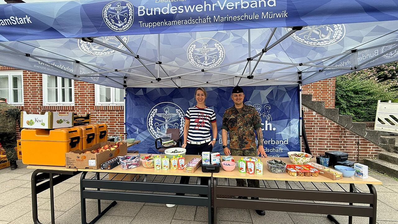 Gute Laune am Stand der Mürwiker Truppenkameradschaft. Foto: DBwV