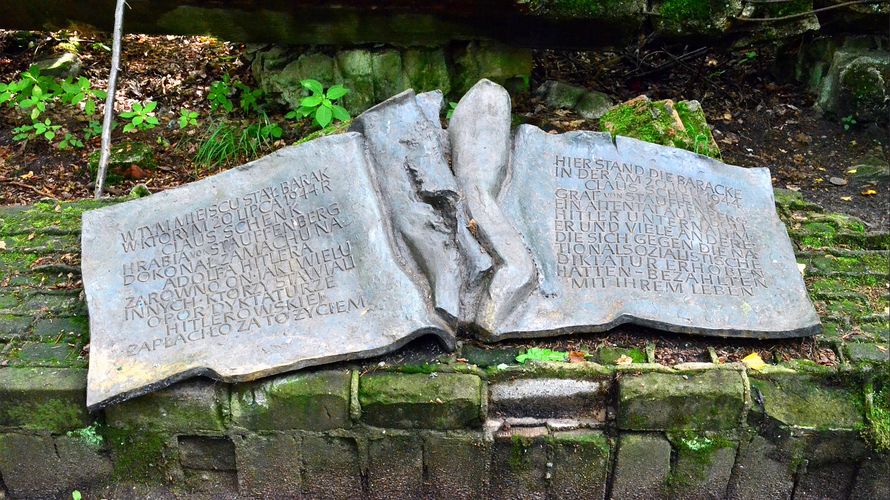 Die Gedenktafel für das von Oberst Claus Schenk Graf von Stauffenberg verübte Attentat auf Hitler auf dem Gelände des ehemaligen Hauptquartiers "Wolfsschanze". Foto: Brunswyk/CC BY-SA 3.0 de