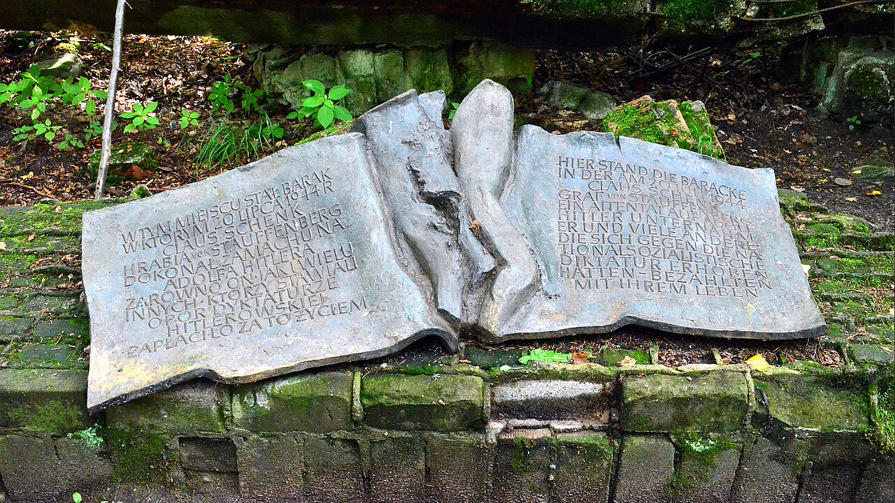 Die Gedenktafel für das von Oberst Claus Schenk Graf von Stauffenberg verübte Attentat auf Hitler auf dem Gelände des ehemaligen Hauptquartiers "Wolfsschanze". Foto: Brunswyk/CC BY-SA 3.0 de