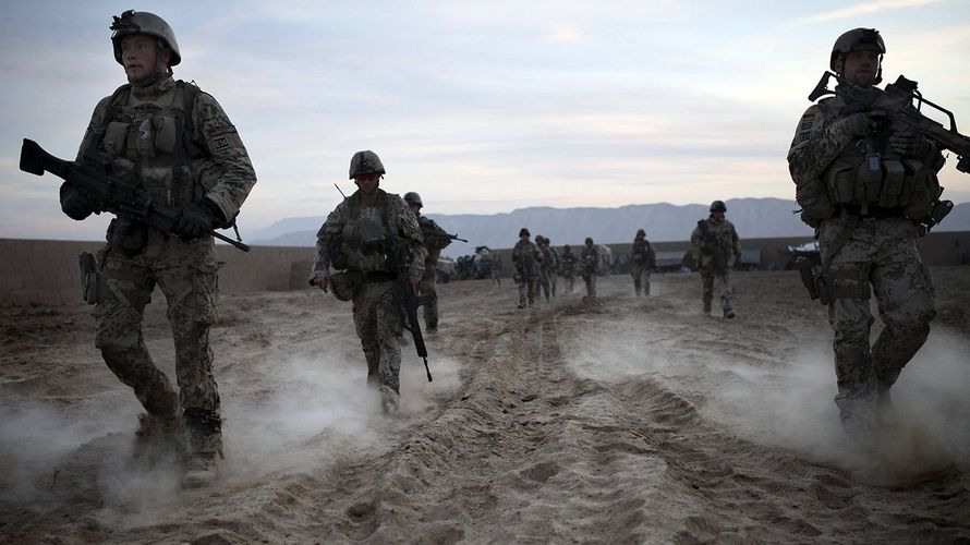 An einem Abend im Oktober 2011 ziehen Soldaten in Kundus aus, um eine notgelandete Drohne zu bergen. Foto: imago/EST&OST