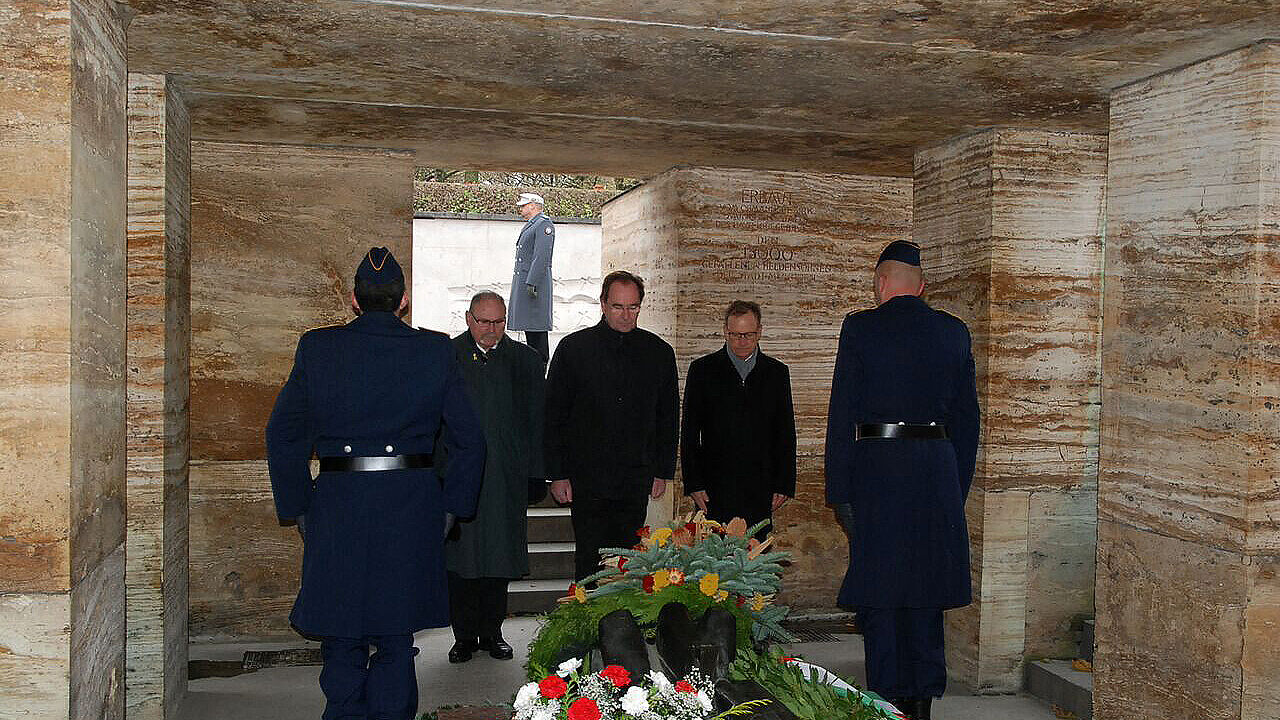 v.l.n.r.: Stv. Vorsitzender von StoKa und sKERH München, OStFw a.D. Alfred Gebhardt, Bezirksvorsitzender Oberbayern, Hptm a.D. Walter Tessler, und Standortbeauftragter StHptm a.D. Uwe Schmitt bei der Kranzniederlegung am Denkmal für die Gefallen.