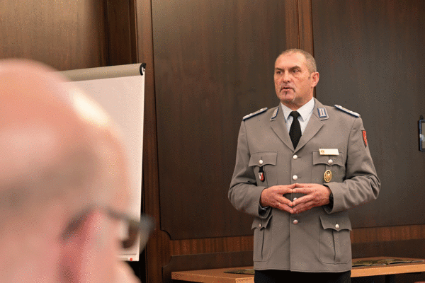 Oberstleutnant Josef Rauch erläutert Details des BesStMG. Foto: Ingo Kaminsky