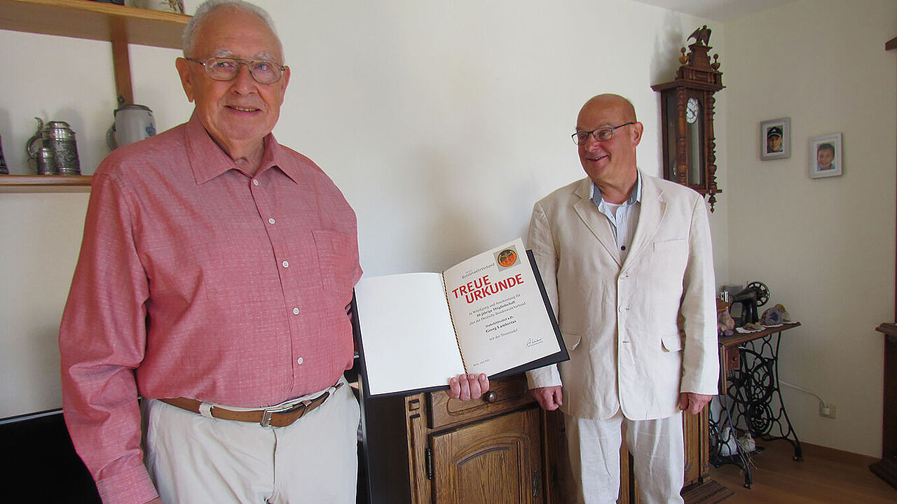 Stabsfeldwebel a.D. Geog Lambertus (l.) mit dem Vorsitzenden der KERH Oberstleutnant a.D. Christoph Aue. Foto: DBwV/sKERH Heuberg