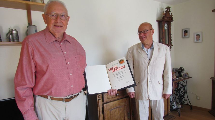 Stabsfeldwebel a.D. Geog Lambertus (l.) mit dem Vorsitzenden der KERH Oberstleutnant a.D. Christoph Aue. Foto: DBwV/sKERH Heuberg