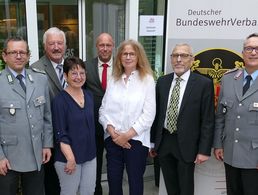 Die KERH Kreis Ahrweiler feierte das 50.Gründungsjubiläum. Hier der amtierende geschäftsführende Vorstand mit den Ehrengästen: Beigeordnete Ute Reuland (3.v.r), Oberstleutnant Michael Schwab (r.) und Stabsfeldwebel Thomas Schwappacher (l.). Foto: Ulf Neelsen