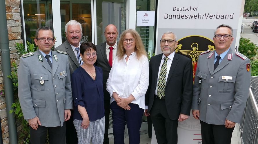 Die KERH Kreis Ahrweiler feierte das 50.Gründungsjubiläum. Hier der amtierende geschäftsführende Vorstand mit den Ehrengästen: Beigeordnete Ute Reuland (3.v.r), Oberstleutnant Michael Schwab (r.) und Stabsfeldwebel Thomas Schwappacher (l.). Foto: Ulf Neelsen