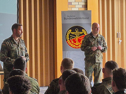 Oberstleutnant Robert Thiele nahm bei seinem Vortrag beim Standorttag in Veitshöchheim insbesondere die Entwicklungen im Heer kritisch unter die Lupe. Foto: Heinrich/Stengl