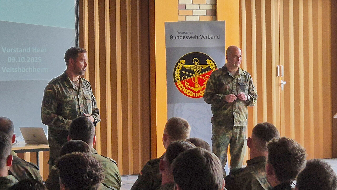 Oberstleutnant Robert Thiele nahm bei seinem Vortrag beim Standorttag in Veitshöchheim insbesondere die Entwicklungen im Heer kritisch unter die Lupe. Foto: Heinrich/Stengl