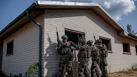 Wie steht es um die Wehrbereitschaft der Deutschen? Um diese und andere Fragen wird es bei der Veranstaltung ende November gehen. Das Foto zeigt Reservisten bei einer Übung des Orts- und Häuserkapfs. Foto: Bundeswehr/Marco Dorow