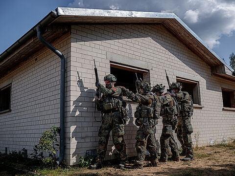 Wie steht es um die Wehrbereitschaft der Deutschen? Um diese und andere Fragen wird es bei der Veranstaltung ende November gehen. Das Foto zeigt Reservisten bei einer Übung des Orts- und Häuserkapfs. Foto: Bundeswehr/Marco Dorow