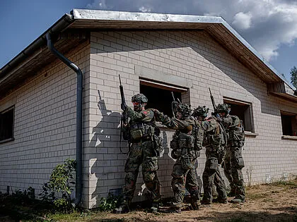 Wie steht es um die Wehrbereitschaft der Deutschen? Um diese und andere Fragen wird es bei der Veranstaltung ende November gehen. Das Foto zeigt Reservisten bei einer Übung des Orts- und Häuserkapfs. Foto: Bundeswehr/Marco Dorow
