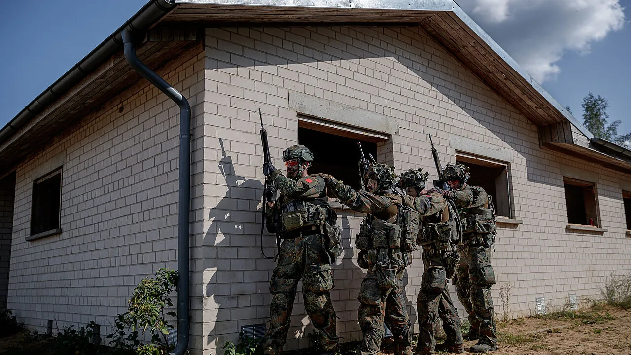 Wie steht es um die Wehrbereitschaft der Deutschen? Um diese und andere Fragen wird es bei der Veranstaltung ende November gehen. Das Foto zeigt Reservisten bei einer Übung des Orts- und Häuserkapfs. Foto: Bundeswehr/Marco Dorow