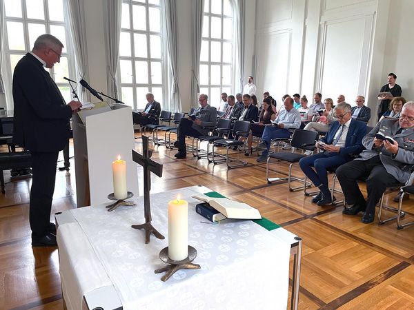 Mit einer Andacht und anschließendem Festakt wurde der Einzug der Hauptgeschäftsstelle der Evangelischen Arbeitsgemeinschaft für Soldatenbetreuung (EAS) in das Haus an der Jebensstraße 3 zelebriert. Foto: DBwV/Strittmatter