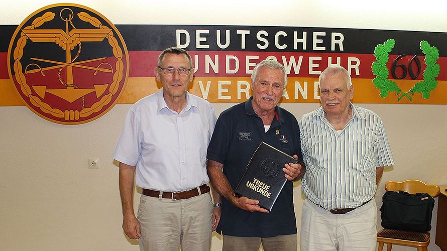 v.l.: Lidl mit dem Jubilar Neumann und seinem Stellvertreter Manfred Stüdeman Foto: DBwV/ LV Nord