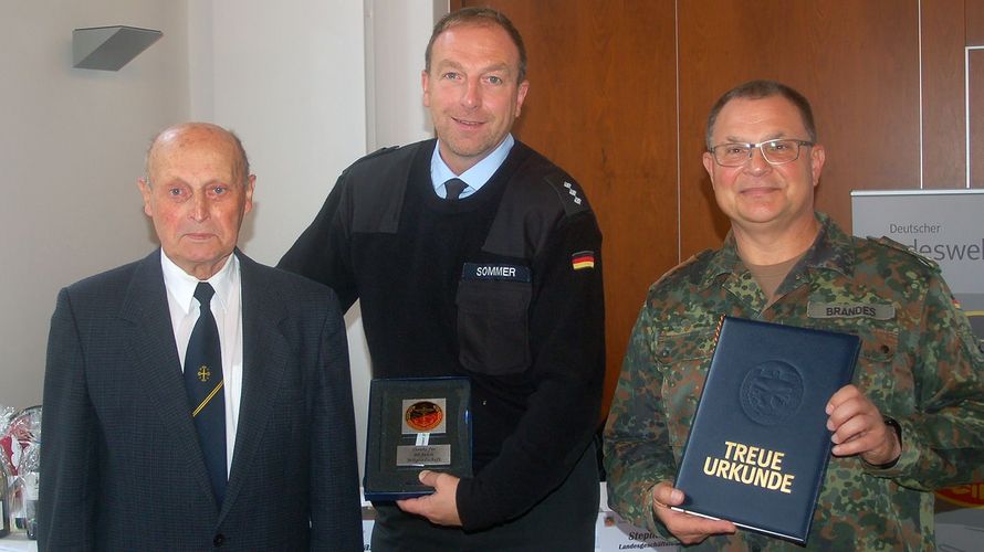 Ehrung auf der Tagung im Bezirk 2: Der Jubilar Andreas Germer, Dirk Sommer und Andreas Brandes (v.l.). Foto: DBwV/LV Nord