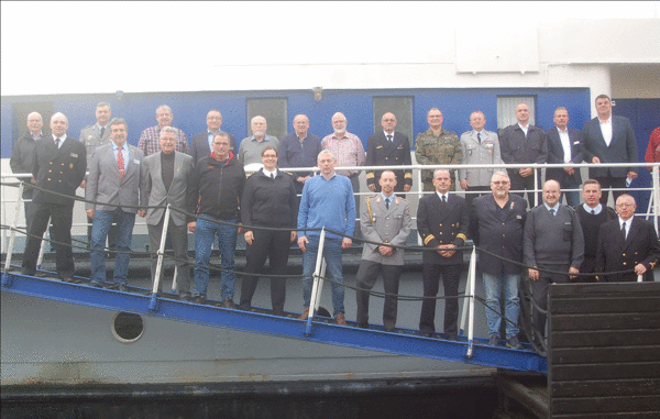 Mandatsträger und Mitarbeiter an Bord des Heimschiffes. Foto: DBwV
