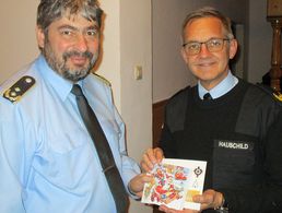 Auch Brigadegeneral Michael Hauschild folgte der Einladung zur gemeinsamen Nikolausfeier des DBwV und des IGBI und wurde vom Vorsitzenden Oberstleutnant Geckeis mit einem Adventskalender und TruKa-Weihnachtsgrüßen überrascht. Foto: Frank Nowak