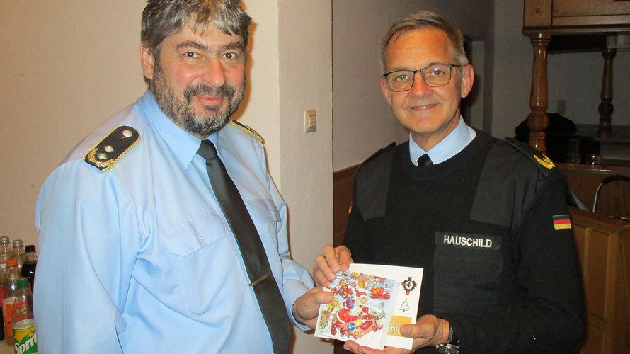 Auch Brigadegeneral Michael Hauschild folgte der Einladung zur gemeinsamen Nikolausfeier des DBwV und des IGBI und wurde vom Vorsitzenden Oberstleutnant Geckeis mit einem Adventskalender und TruKa-Weihnachtsgrüßen überrascht. Foto: Frank Nowak