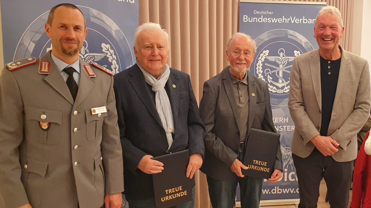 Die KERH Westmünsterland ehrte treue Kameraden (v.l.n.r.): Oberstleutnant Schlegel, Oberstleutnant a.D. Schierbrand, Stabsfeldwebel a.D. Zellmer und Oberstabsfeldwebel a.D. Fellerhoff. Foto: Thomas Heick