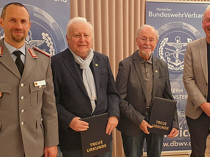 Die KERH Westmünsterland ehrte treue Kameraden (v.l.n.r.): Oberstleutnant Schlegel, Oberstleutnant a.D. Schierbrand, Stabsfeldwebel a.D. Zellmer und Oberstabsfeldwebel a.D. Fellerhoff. Foto: Thomas Heick