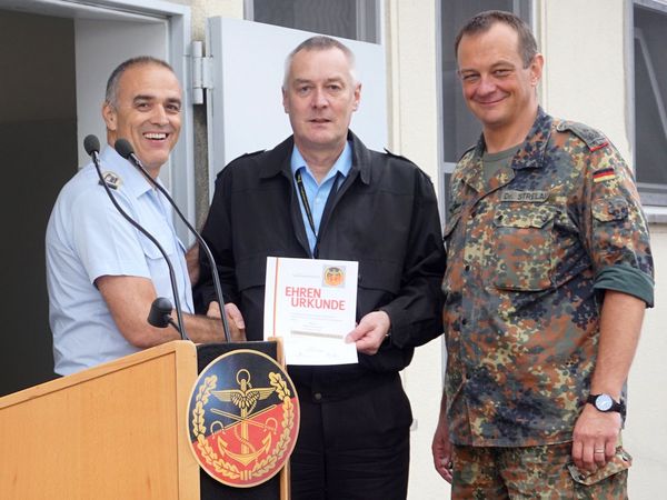 Auf dem Sommerfest der Standortkameradschaft Bonn wurde Oberstleutnant Stephan Zier durch Oberstabsfeldwebel a.D. Jürgen Görlich mit der Ehrennadel des DBwV in Gold ausgezeichnet. Rechts im Bild der StoKa-Vorsitzende Oberstleutnant Linus Strelau. Foto: Ma