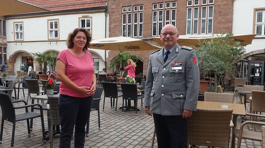 Auf dem Marktplatz Lemgo in ihrem Wahlkreis Lippe traf die Verteidigungspolitikerin Kerstin Vieregge den Landesvorsitzenden West, Oberstleutnant Lutz Meier. Foto: WK-Büro K.Vieregge (MdB)