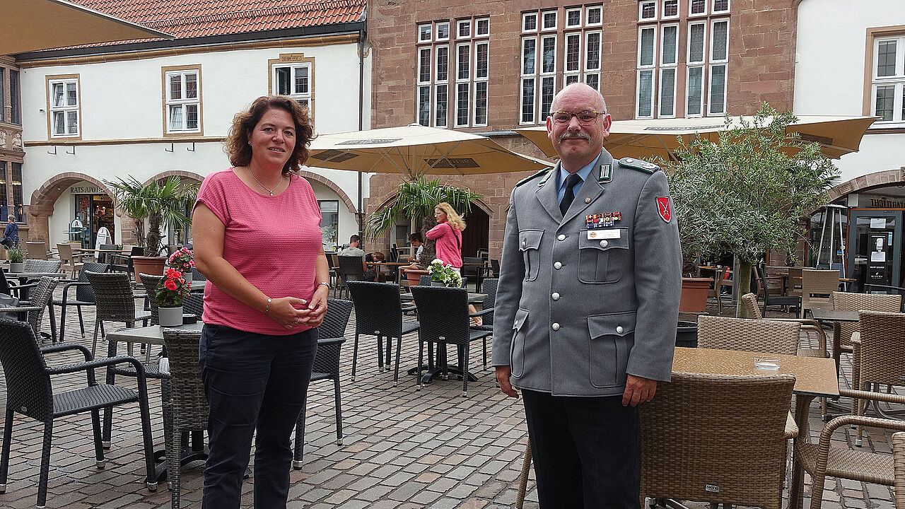 Auf dem Marktplatz Lemgo in ihrem Wahlkreis Lippe traf die Verteidigungspolitikerin Kerstin Vieregge den Landesvorsitzenden West, Oberstleutnant Lutz Meier. Foto: WK-Büro K.Vieregge (MdB)