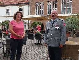 Auf dem Marktplatz Lemgo in ihrem Wahlkreis Lippe traf die Verteidigungspolitikerin Kerstin Vieregge den Landesvorsitzenden West, Oberstleutnant Lutz Meier. Foto: WK-Büro K.Vieregge (MdB)