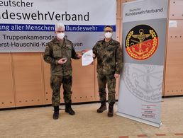 Stabsfeldwebel Erich Krämer (li.) wurde für seine Verdienste um den Deutschen BundeswehrVerband mit der Verdienstnadel in Bronze geehrt. Foto: OStFw André Merken-Schönebeck