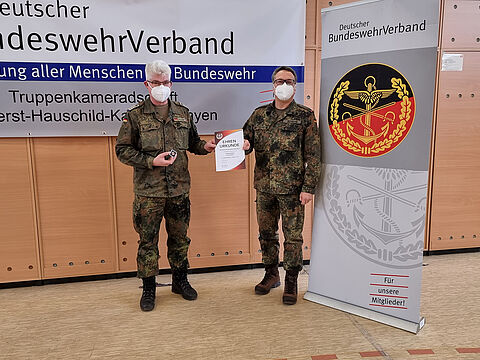 Stabsfeldwebel Erich Krämer (li.) wurde für seine Verdienste um den Deutschen BundeswehrVerband mit der Verdienstnadel in Bronze geehrt. Foto: OStFw André Merken-Schönebeck