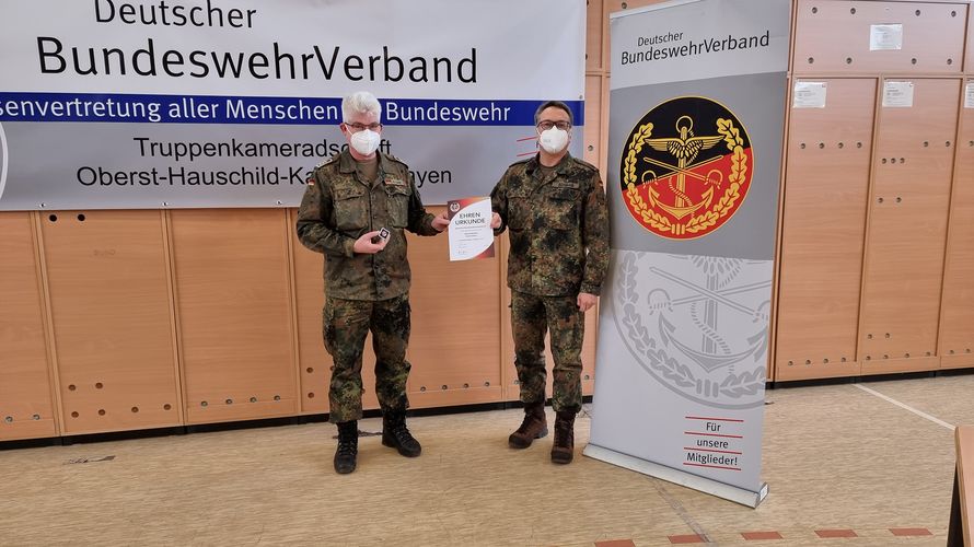 Stabsfeldwebel Erich Krämer (li.) wurde für seine Verdienste um den Deutschen BundeswehrVerband mit der Verdienstnadel in Bronze geehrt. Foto: OStFw André Merken-Schönebeck