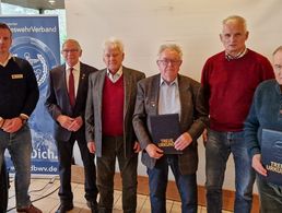 Bezirksvorsitzender Christian Schleicher (v.l.), KERH-Vorsitzender Hauptmann a.D. Heinrich Herbort, der 80-jährige Oberstleutnant a.D. Peter Lüttge, und die geehrten Hptm a.D. Dieter Dammer, die Stabsfeldwebel a.D. Peter Plößer und Erhard Kusikowski. Foto: Schleicher